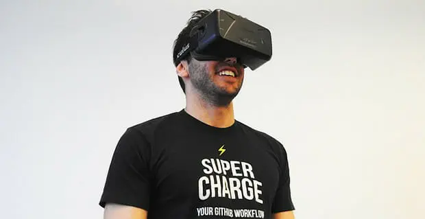 Virtual-Reality-Headset-Mann