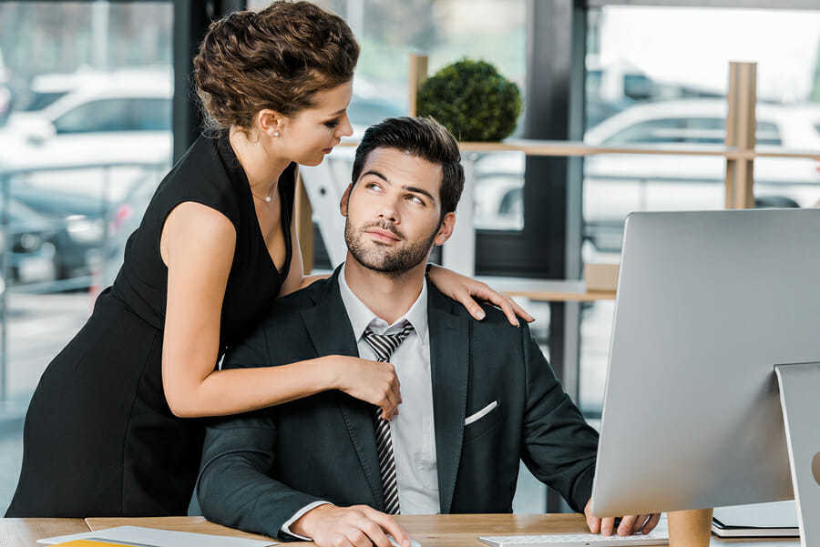 Flirten am Arbeitsplatz / im Büro: Signale erkennen und Frau erobern!