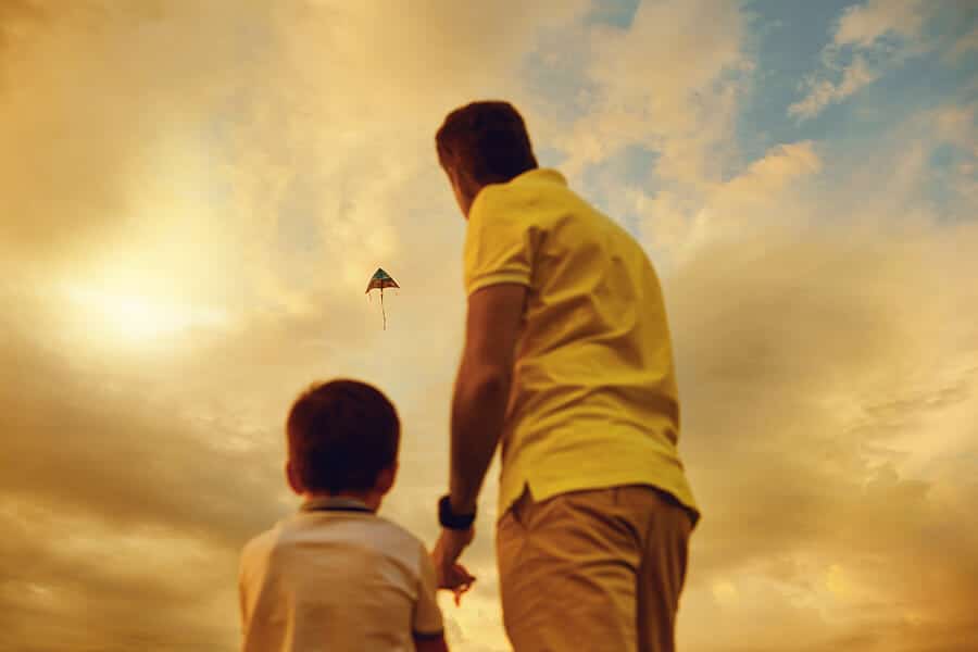 Vater und Sohn – Drachen steigen lassen