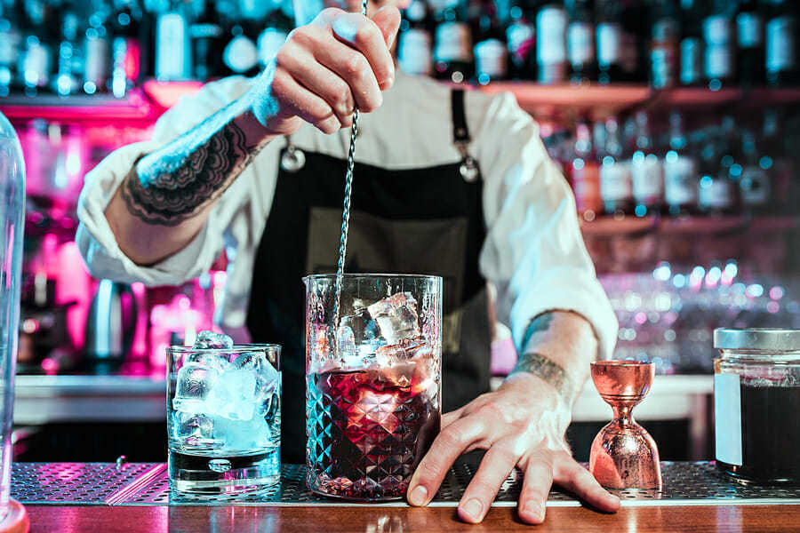 Bar und Getränke in einer Kneipe.