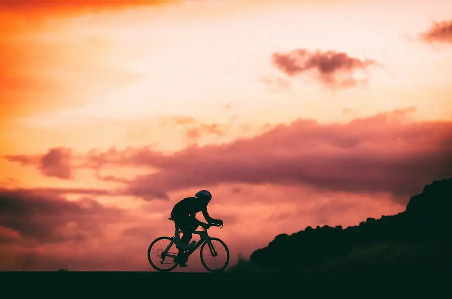 Serbien Autofahrer Fahradfahrer