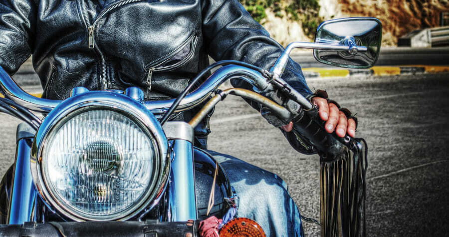 Motorradhandschuhe aus verschiedenen Materialien