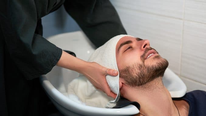 Postoperative Haarwäsche nach der Haartransplantation