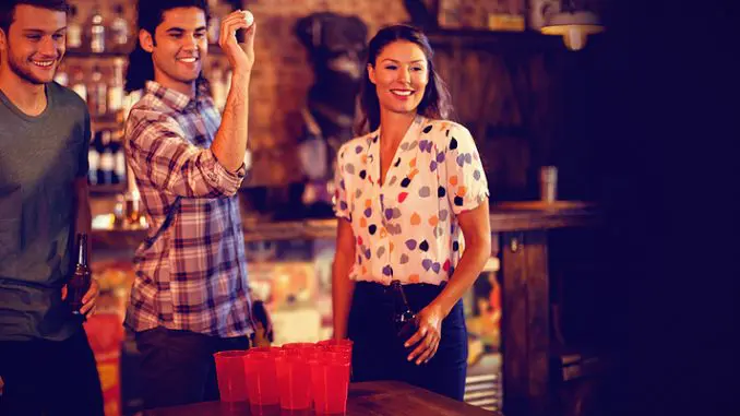 Bier Pong für den perfekten Männerabend