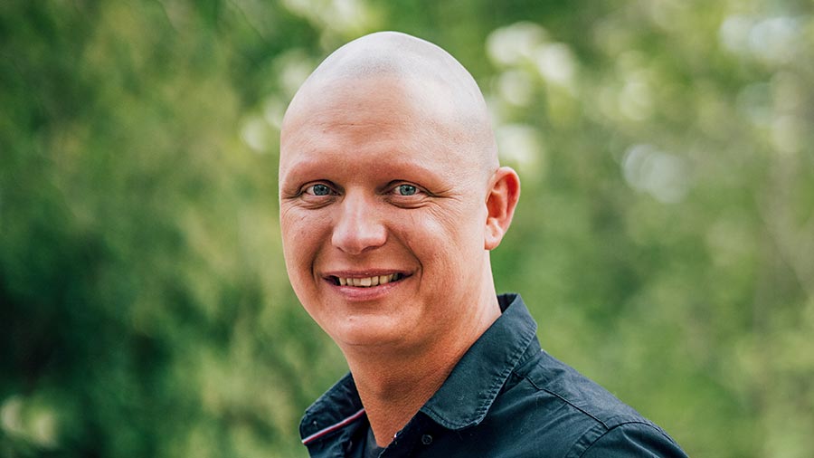 Dr. Pigment Patient Peter N. draußen auf der Straße vor seiner Haarpigmentierung
