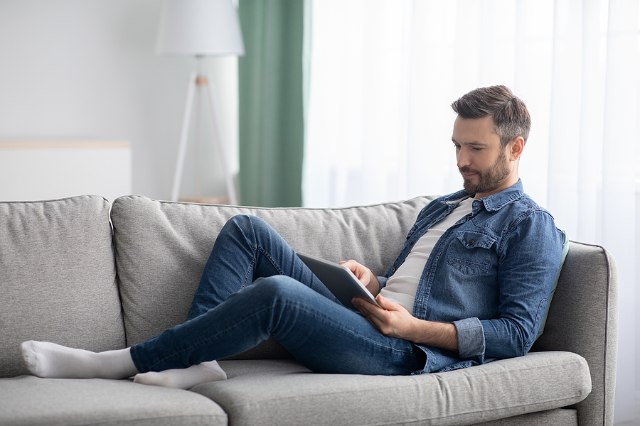 Tablet Mann liegt auf den Bett