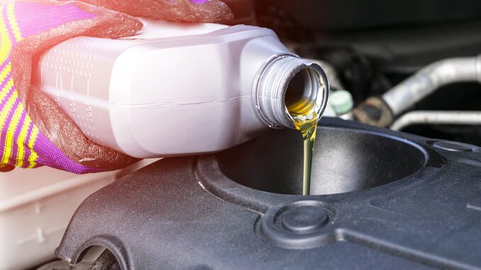 Change The Oil. Hand Mechanic In Repairing Car. Close Up Oil For Welche Aufgabe hat Motoröl in einem Verbrennungsmotor