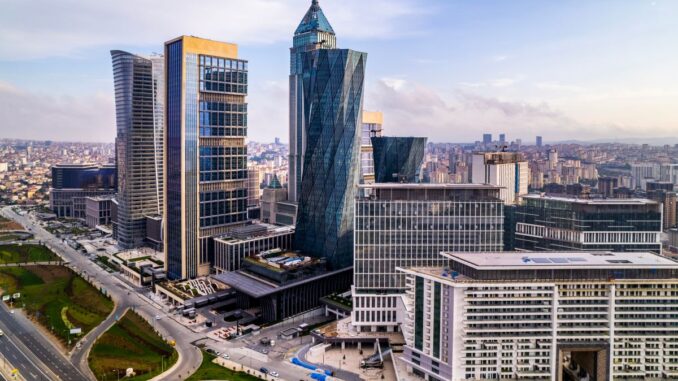 Luftaufnahme der modernen Skyline von Istanbul mit Hochhäusern und Bürogebäuden im Geschäftsviertel