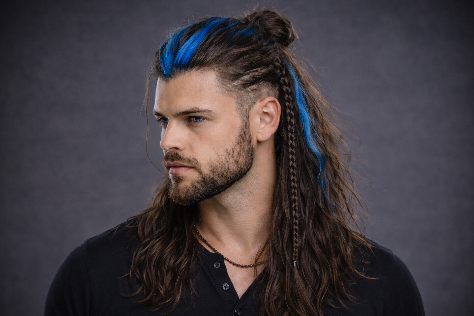 Blauer Haarschimmer und strenger Blick