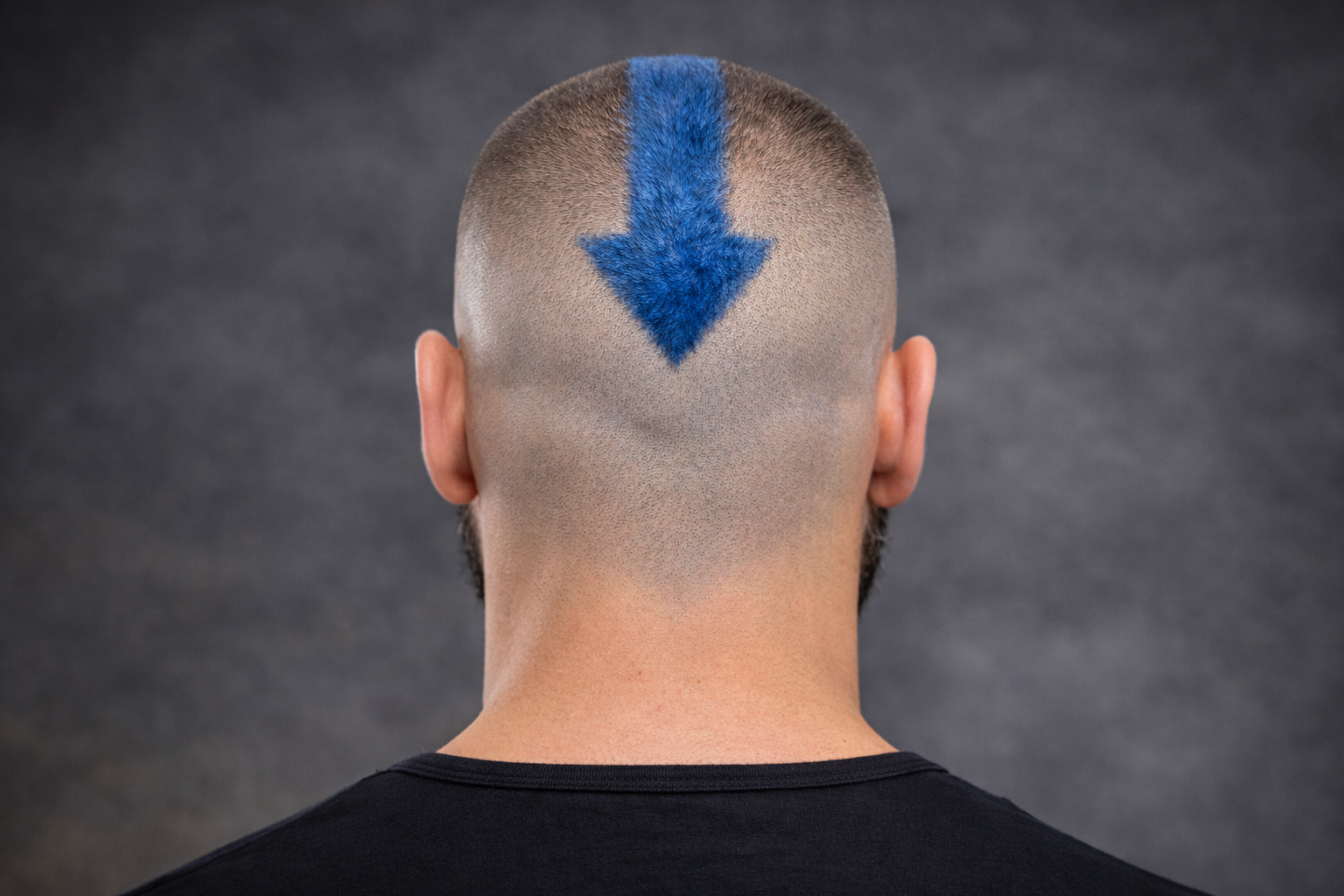 Blauer Pfeil im Haarschnitt