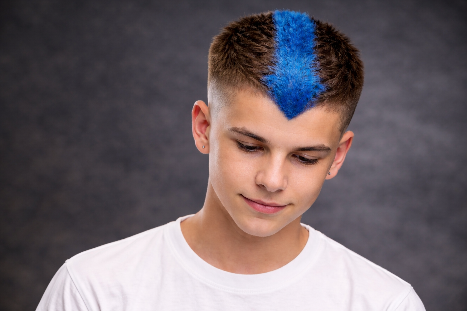 Jugendlicher mit blau gestreiftem Haarschnitt