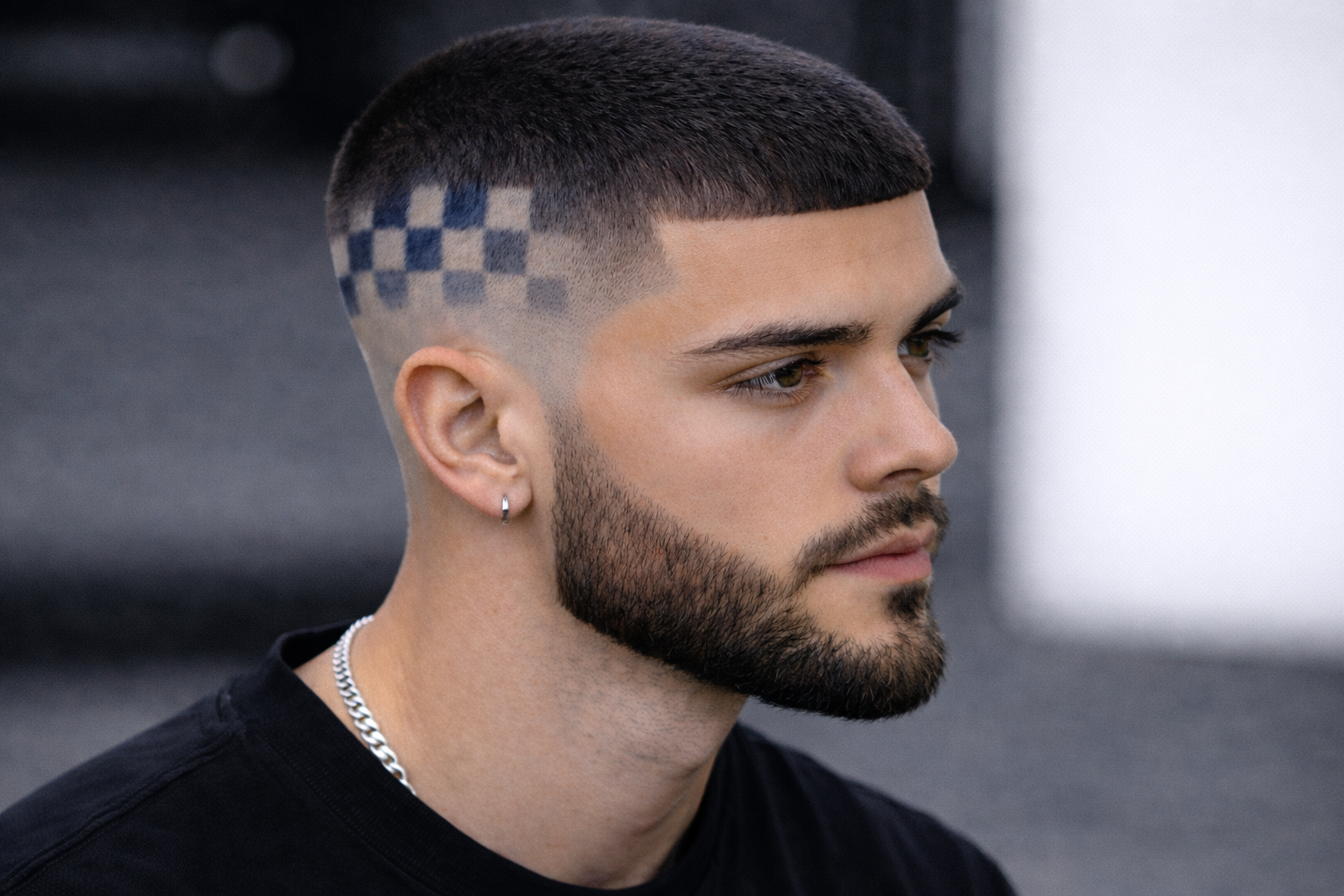 Modisches Haardesign mit Bart und Kette