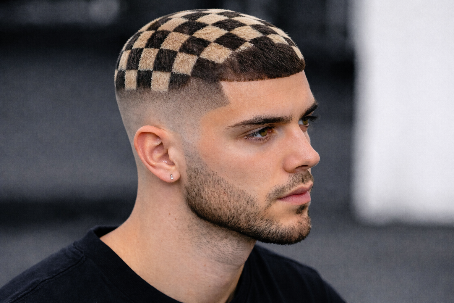 Trendiger Checkerboard-Haarschnitt im Fokus