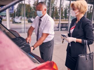 Valet-Parkservice: Mitarbeiter übernimmt Autoschlüssel vom Fahrer direkt am Flughafenterminal